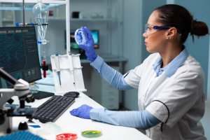 Imagem de destaque do curso ANÁLISES CLÍNICAS E BIOTECNOLOGIA