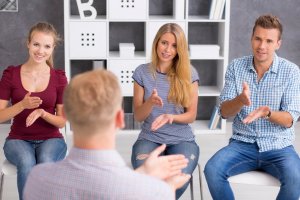 Imagem de destaque do curso EDUCAÇÃO ESPECIAL E INCLUSIVA COM ÊNFASE EM SURDEZ E LIBRAS